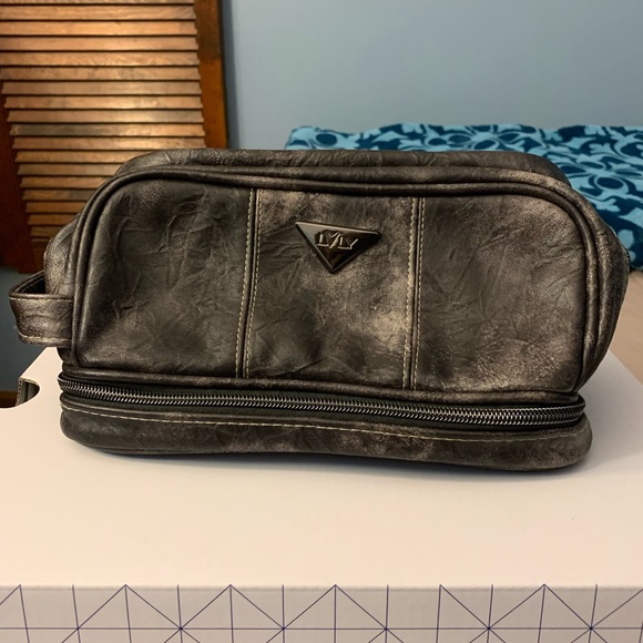 LVLY Other - LVLY Leather toiletry bag